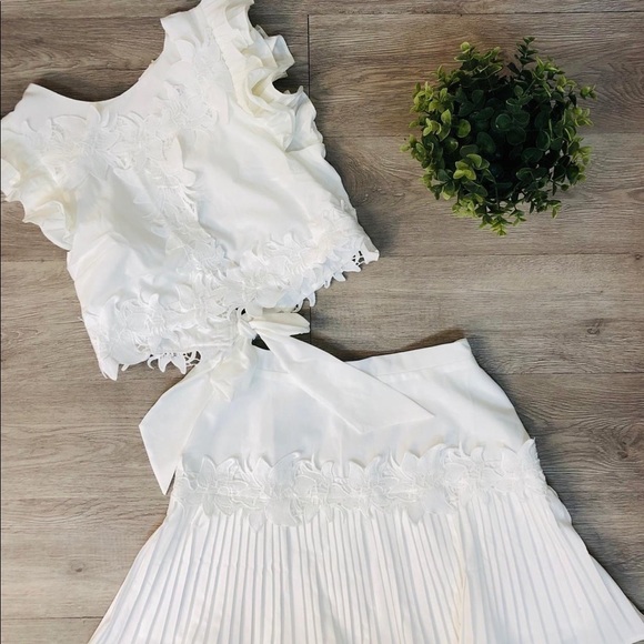 Latiste White Lace Skirt Set - Picture 4 of 4